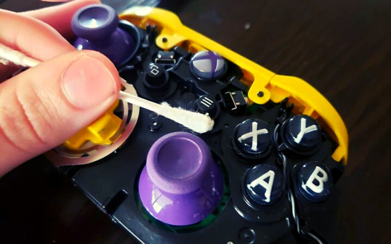 How Do I Clean the Headphone Jack Port