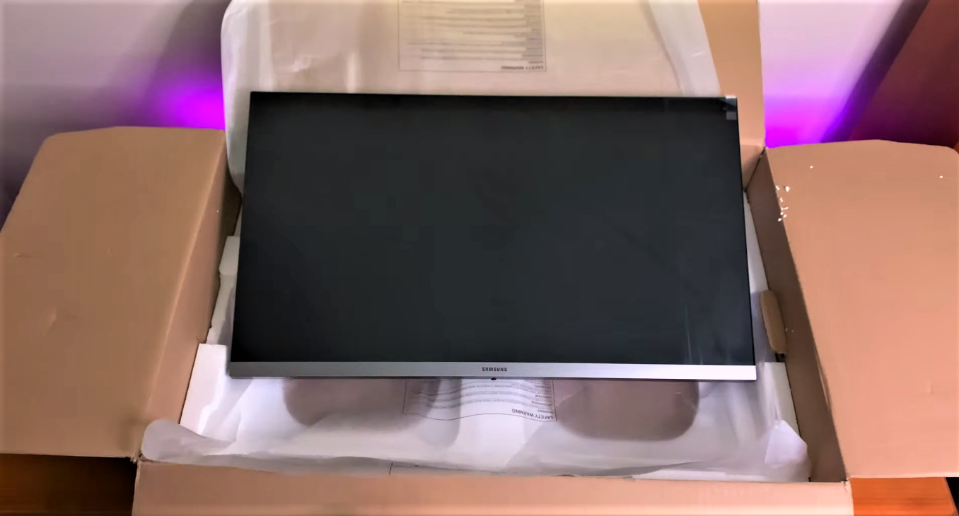 Samsung-UR55-4K-UHD-Monitor-Unboxing